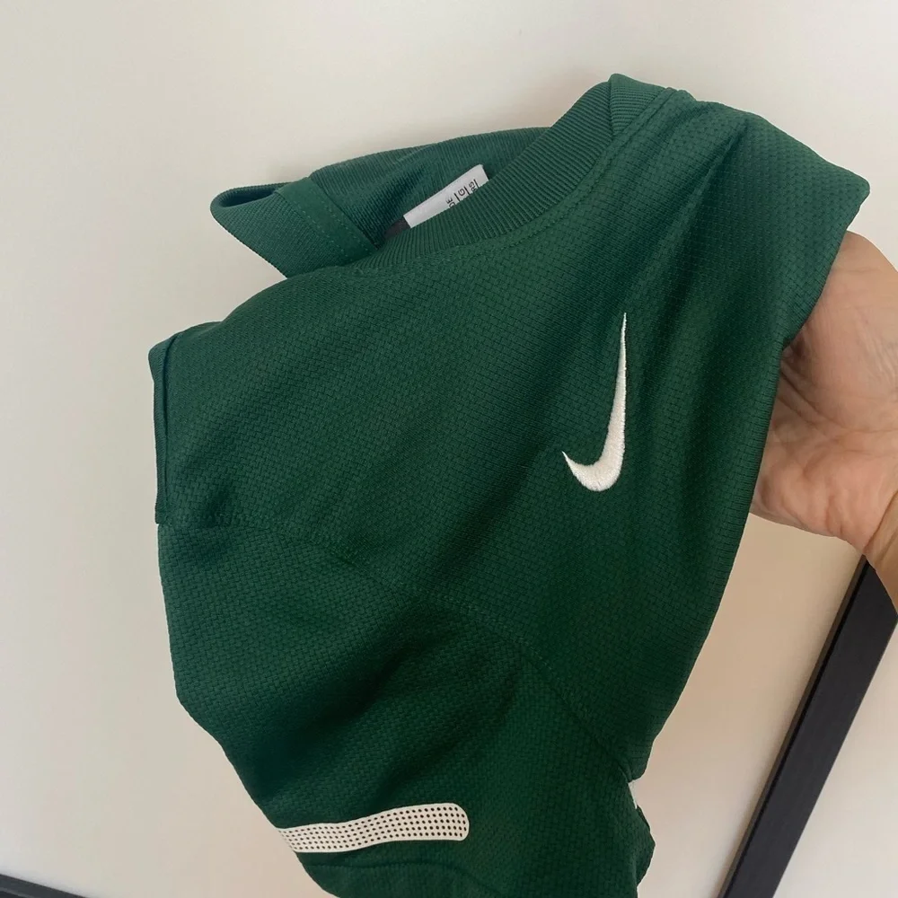 Retro‎ Nike Short sleeve shirt. Green/white. Size 12-13 years